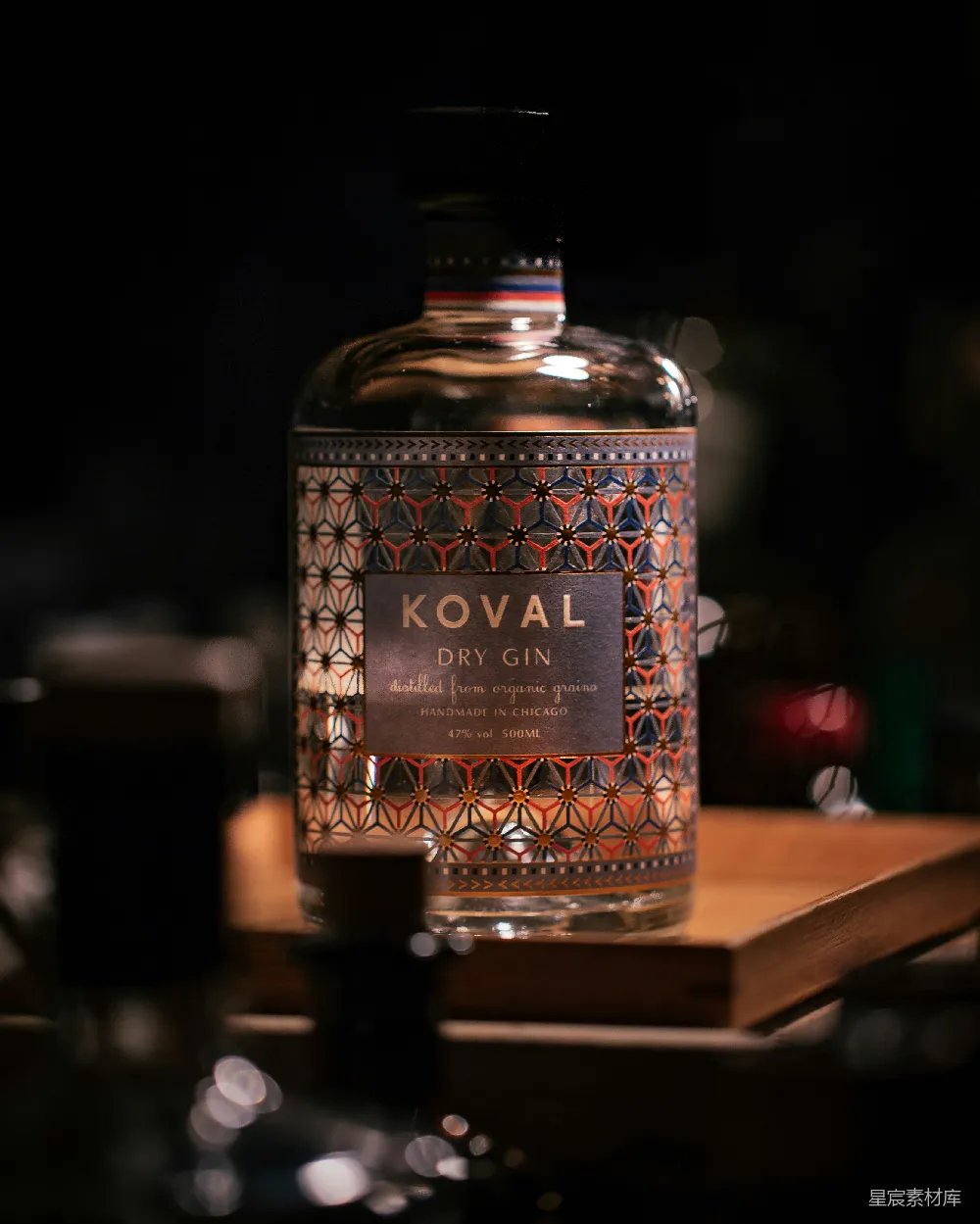 高清摄影 KOVAL 杜松子酒 手工精酿 高端饮品 酒吧场景 KOVAL Dry Gin 精酿杜松子酒