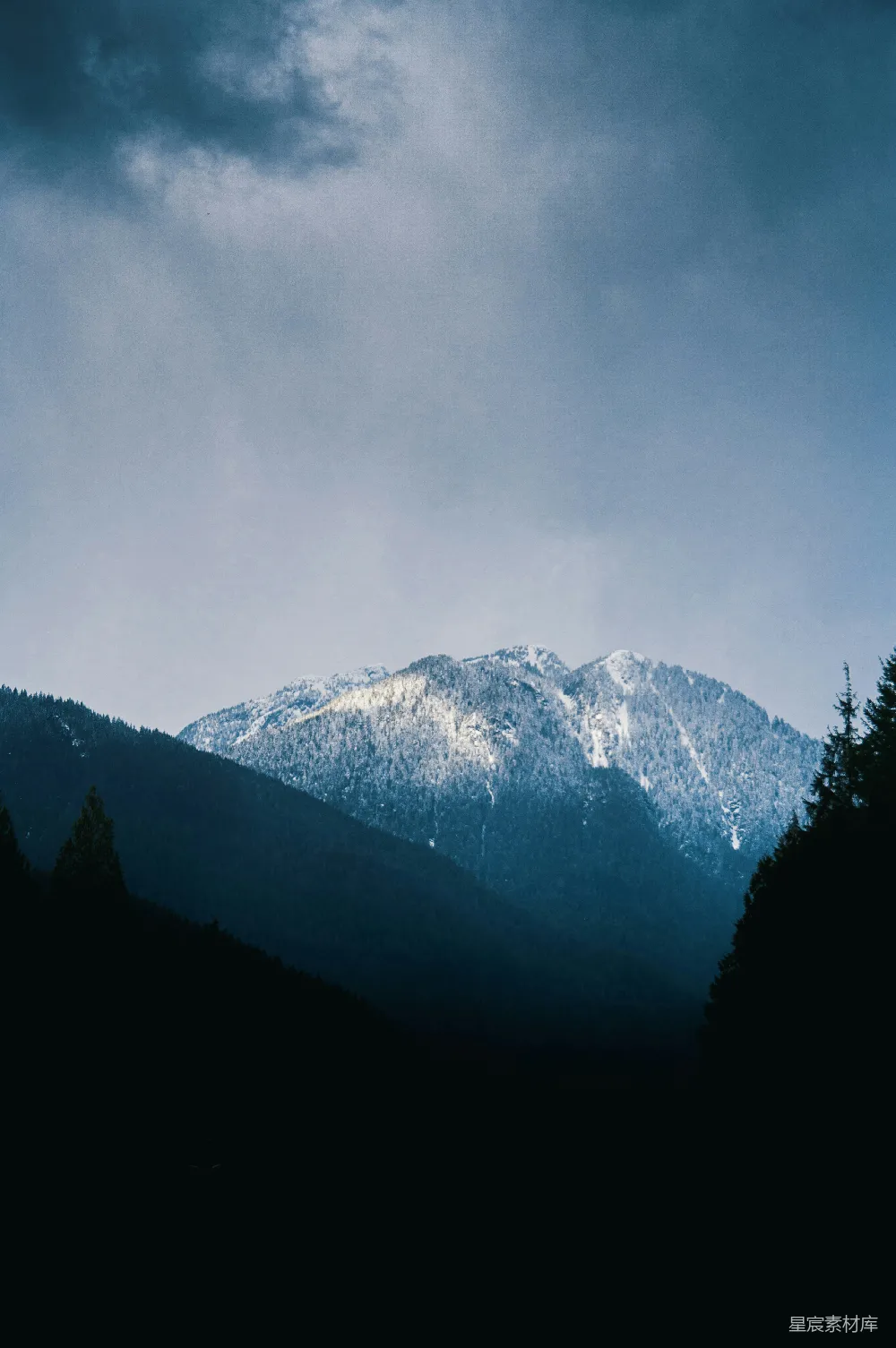高清摄影 雪景 山脉 自然风光 宁静 户外 雪后的山峰