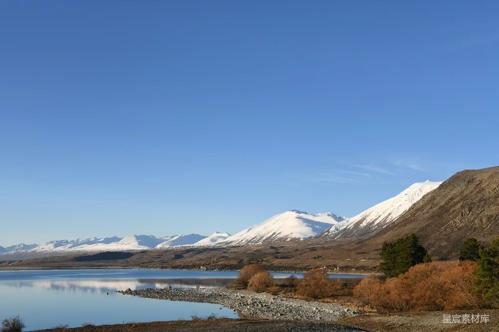 高清摄影 被雪覆盖的山峦环绕的一片湖泊