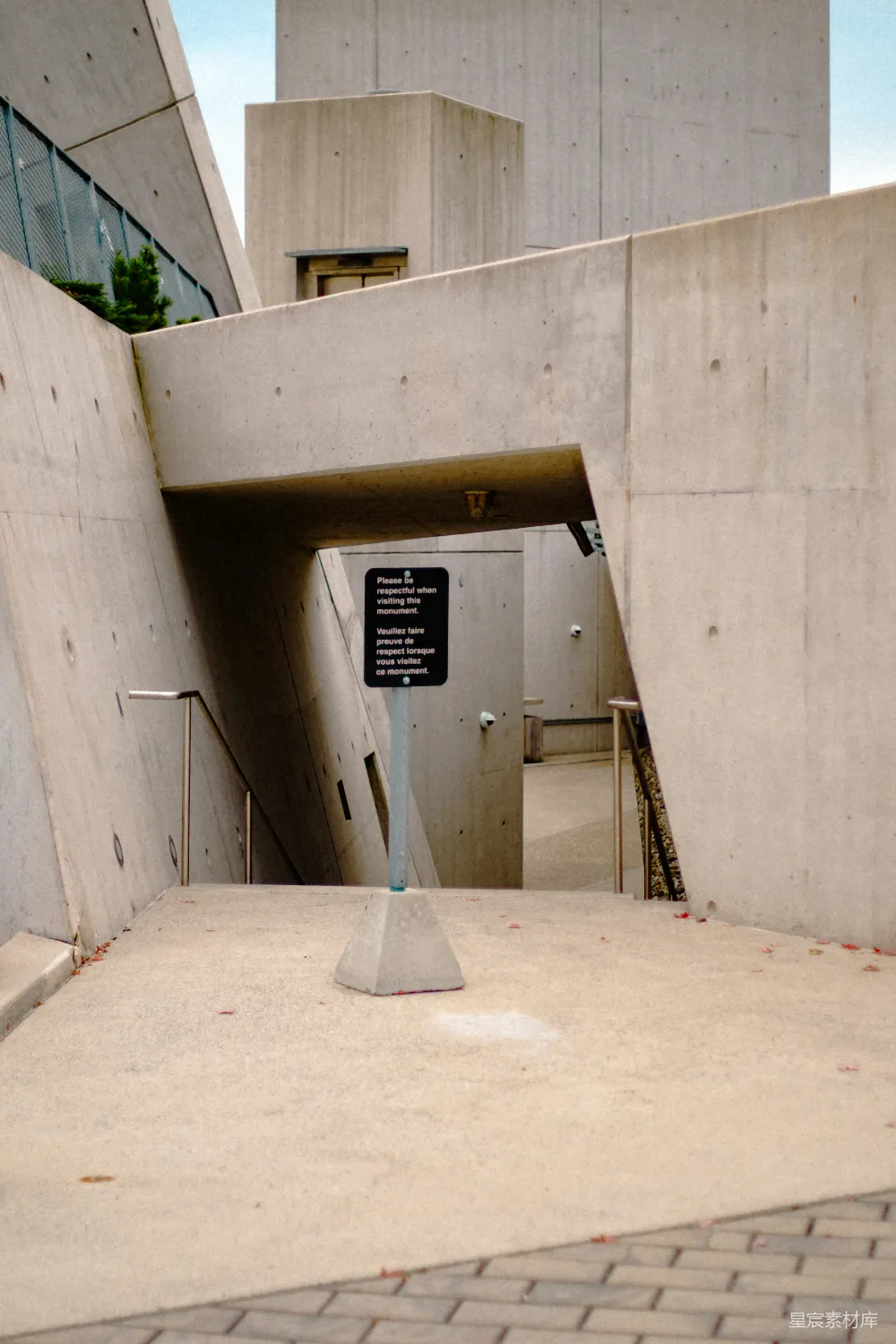 高清摄影 混凝土 现代建筑 入口 告示牌 城市景观 混凝土建筑入口与告示牌