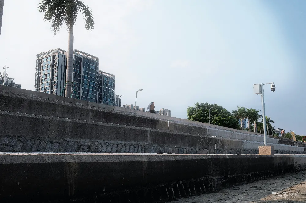 高清摄影 城市风光 建筑 行人 晴天 休闲 城市边缘的宁静时光