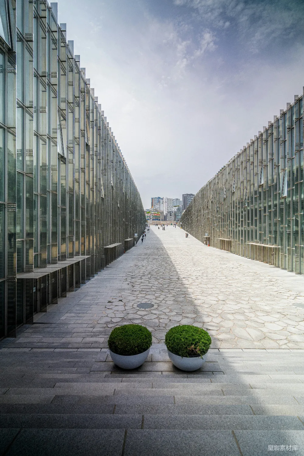 高清摄影 现代建筑 城市绿地 未来主义 公共空间 都市风景 现代建筑中的城市绿地