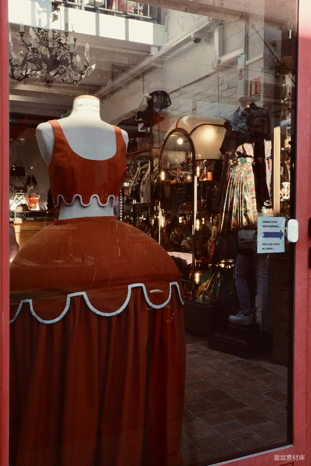 高清摄影 橱窗 复古 服装店 时尚 展示 复古风橱窗展示