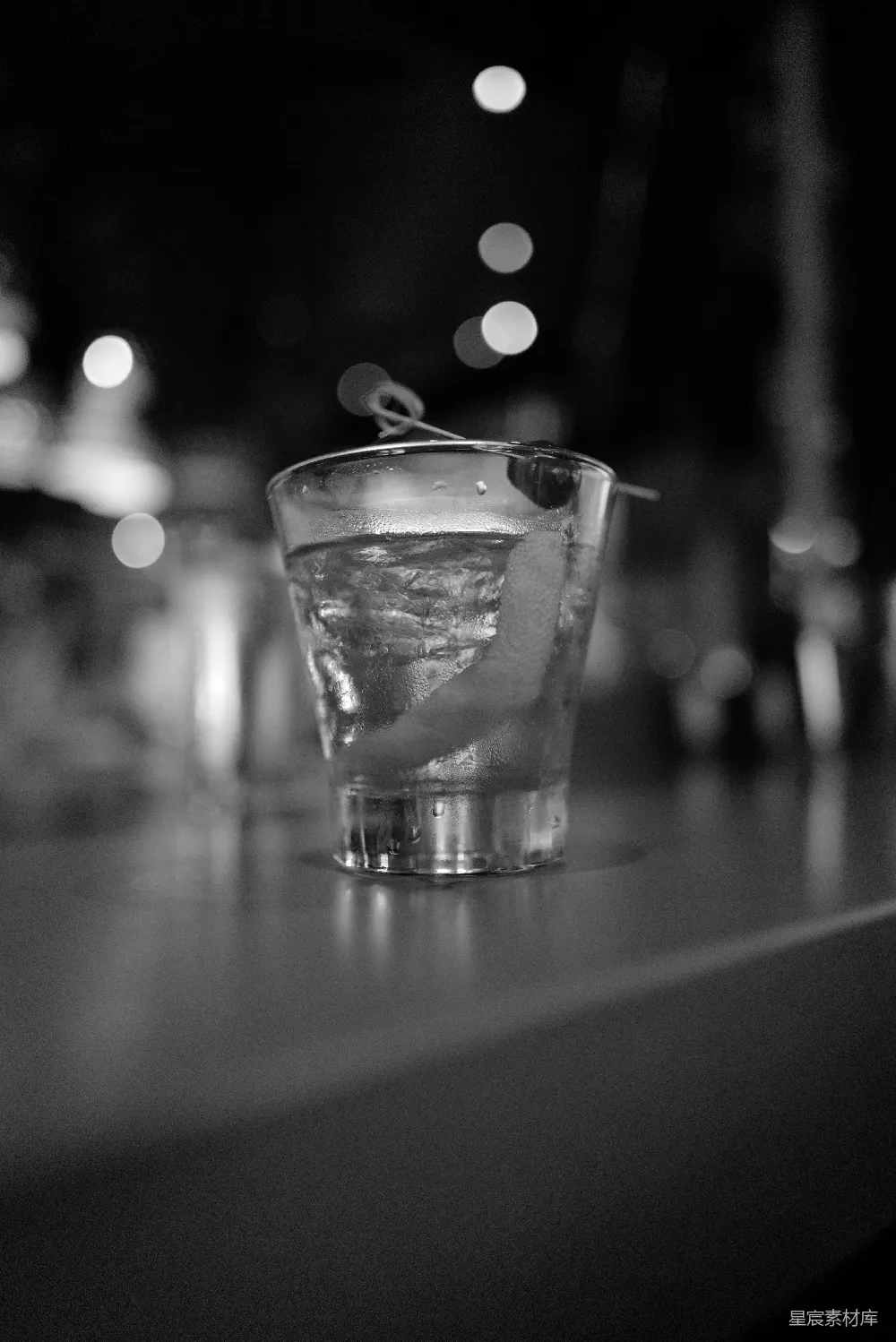 高清摄影 水杯 夜景 黑白滤镜 静谧 城市夜景 夜色中的水杯