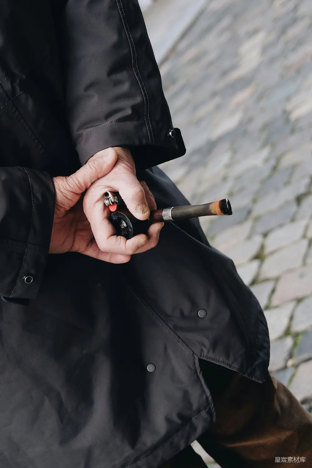 高清摄影 吸烟 复古 细节 休闲 时尚 持烟斗的手