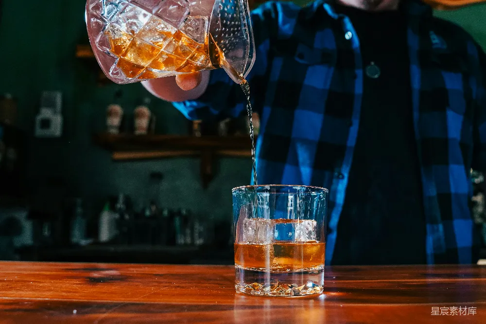 高清摄影 调酒师 鸡尾酒 酒吧 饮品 调酒 调酒师在酒吧准备鸡尾酒