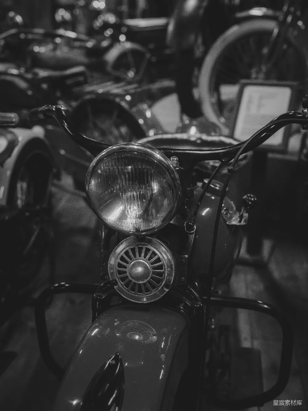高清摄影 复古 摩托车 灯泡 黑白 经典 复古摩托车的灯光特写