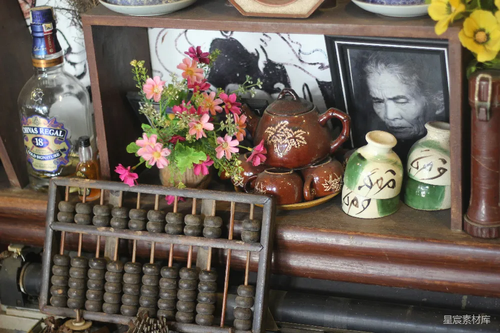 高清摄影 复古 怀旧 茶具 花瓶 算盘 复古怀旧的桌面摆设