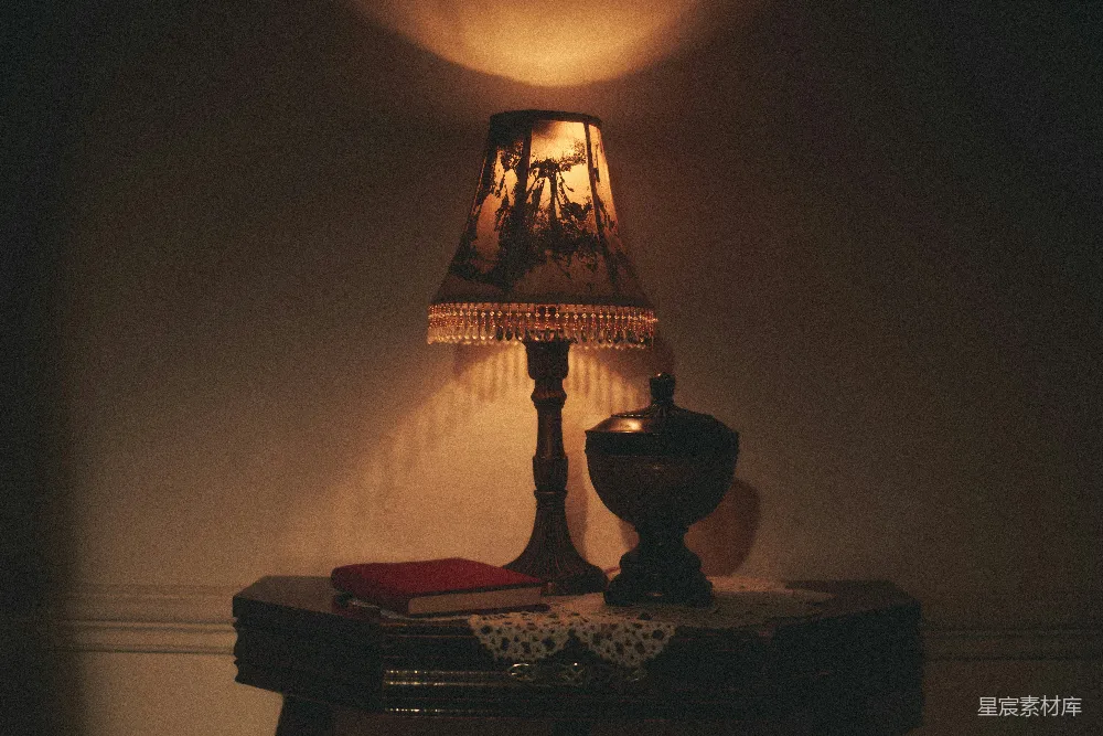 高清摄影 夜灯 复古 温馨 静谧 室内 温暖的夜灯与静谧的角落