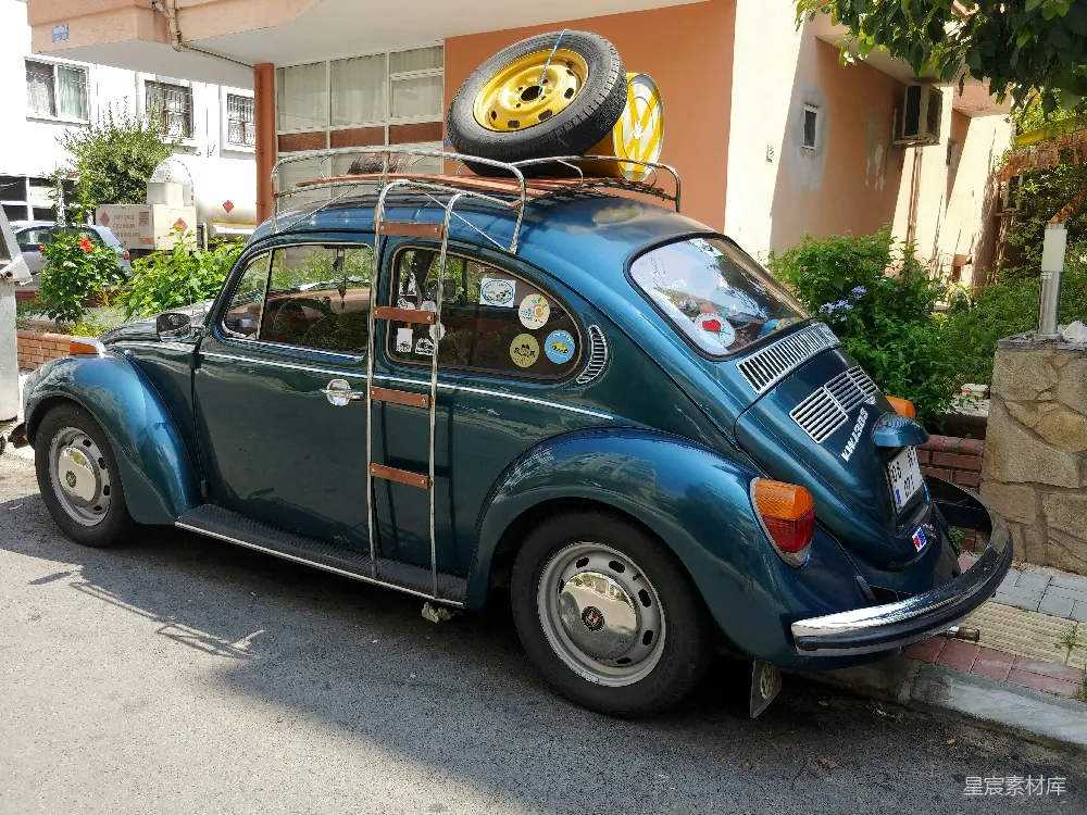 高清摄影 复古汽车 旅行车 城市街道 经典车型 夏日 复古旅行车停靠在路边