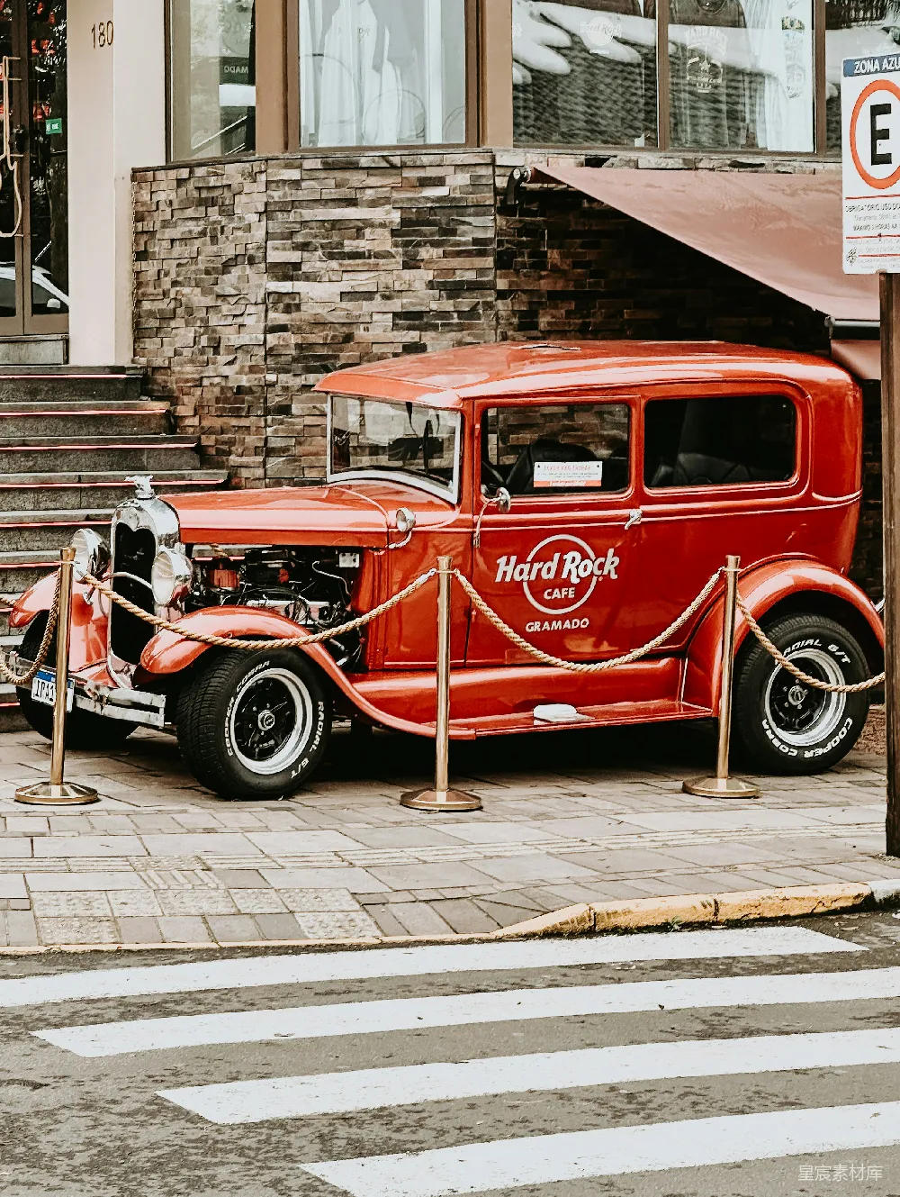 高清摄影 复古车 红车 Hard Rock Cafe 城市街景 怀旧 复古红车与Hard Rock咖啡馆
