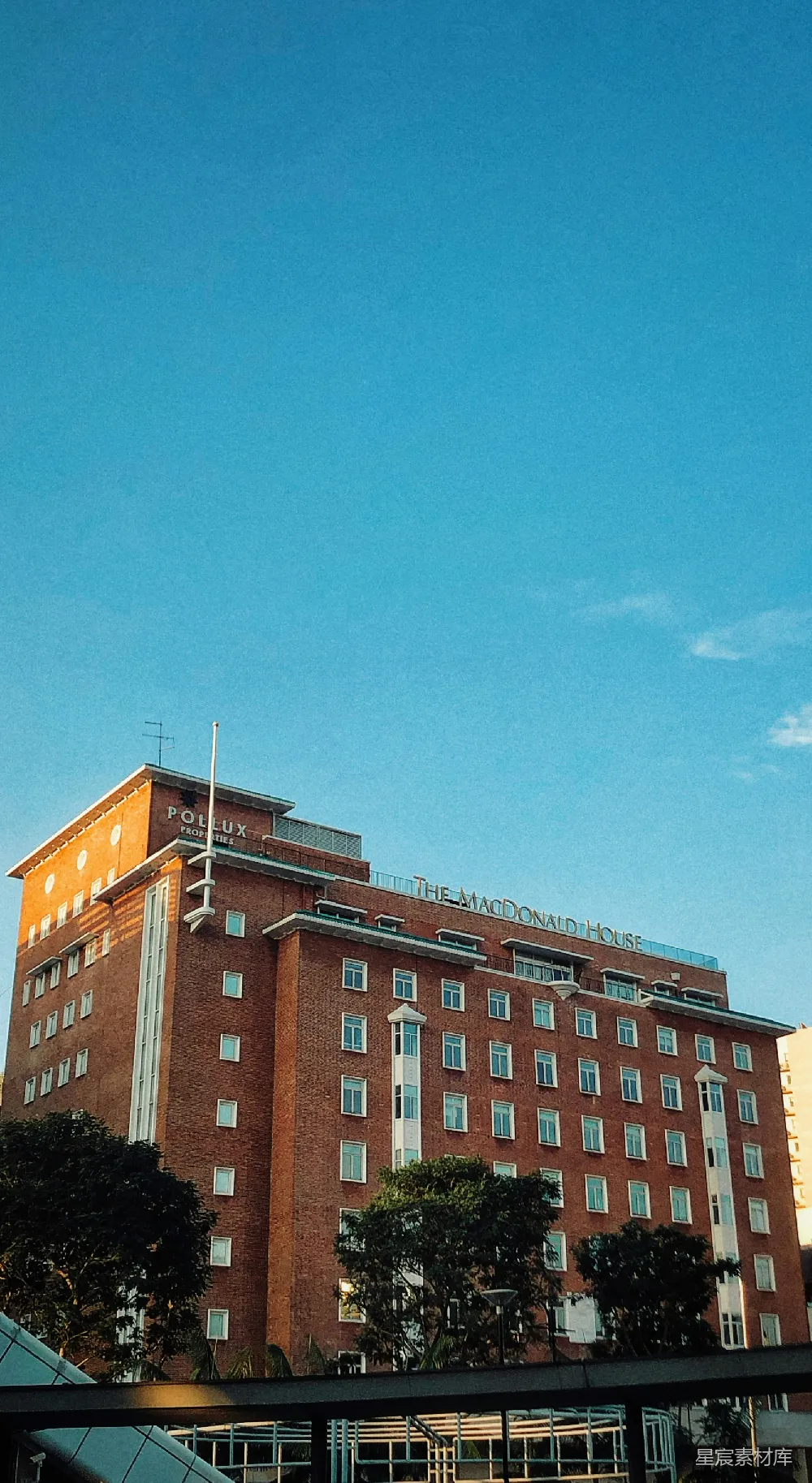 高清摄影 建筑 城市景观 晴空 红砖 城市 蓝天下的红砖建筑