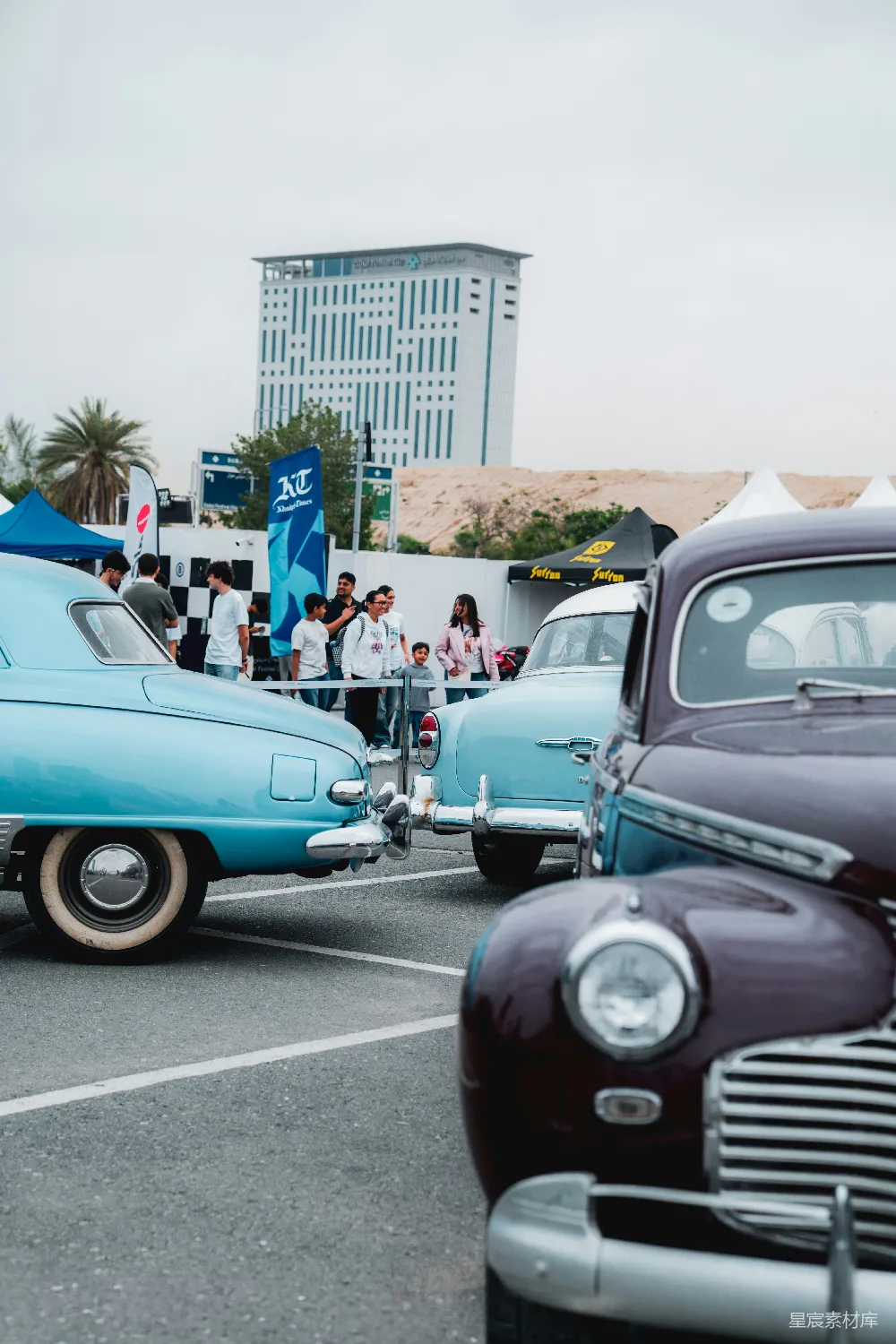 高清摄影 经典汽车 展览 复古风格 休闲场景 城市背景 经典汽车展览中的复古时光