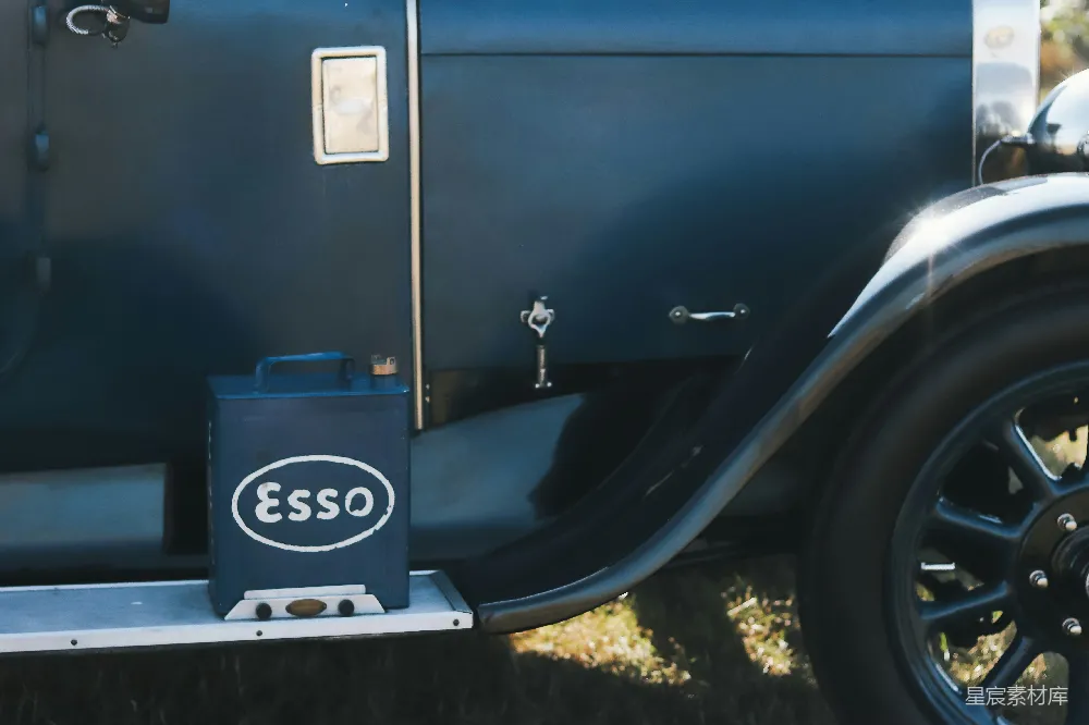 高清摄影 复古汽车 Esso 汽车配件 怀旧风格 加油站文化 复古汽车与Esso油箱