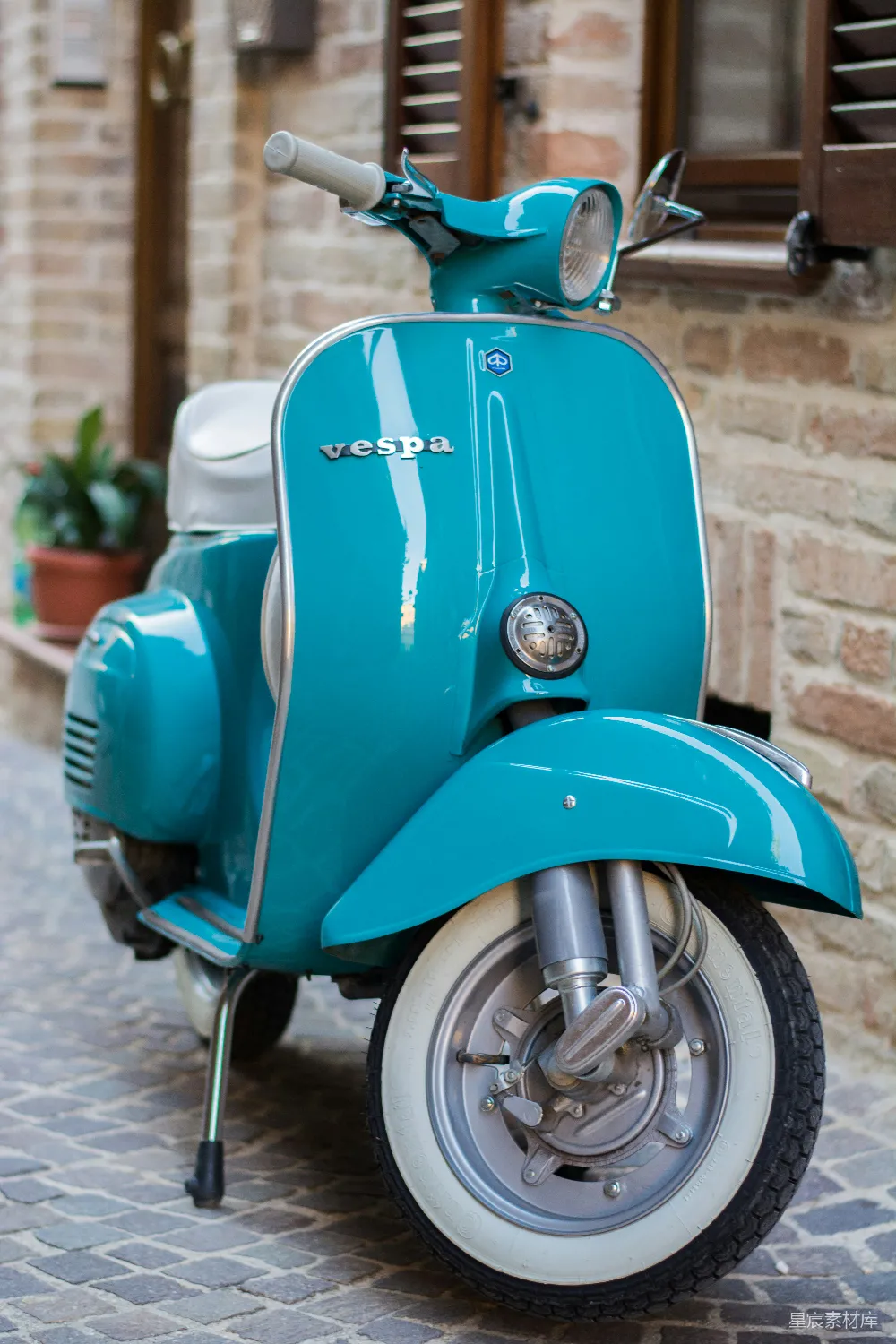 高清摄影 Vespa 复古 绿车 摩托车 城市 复古绿Vespa停在石板路上
