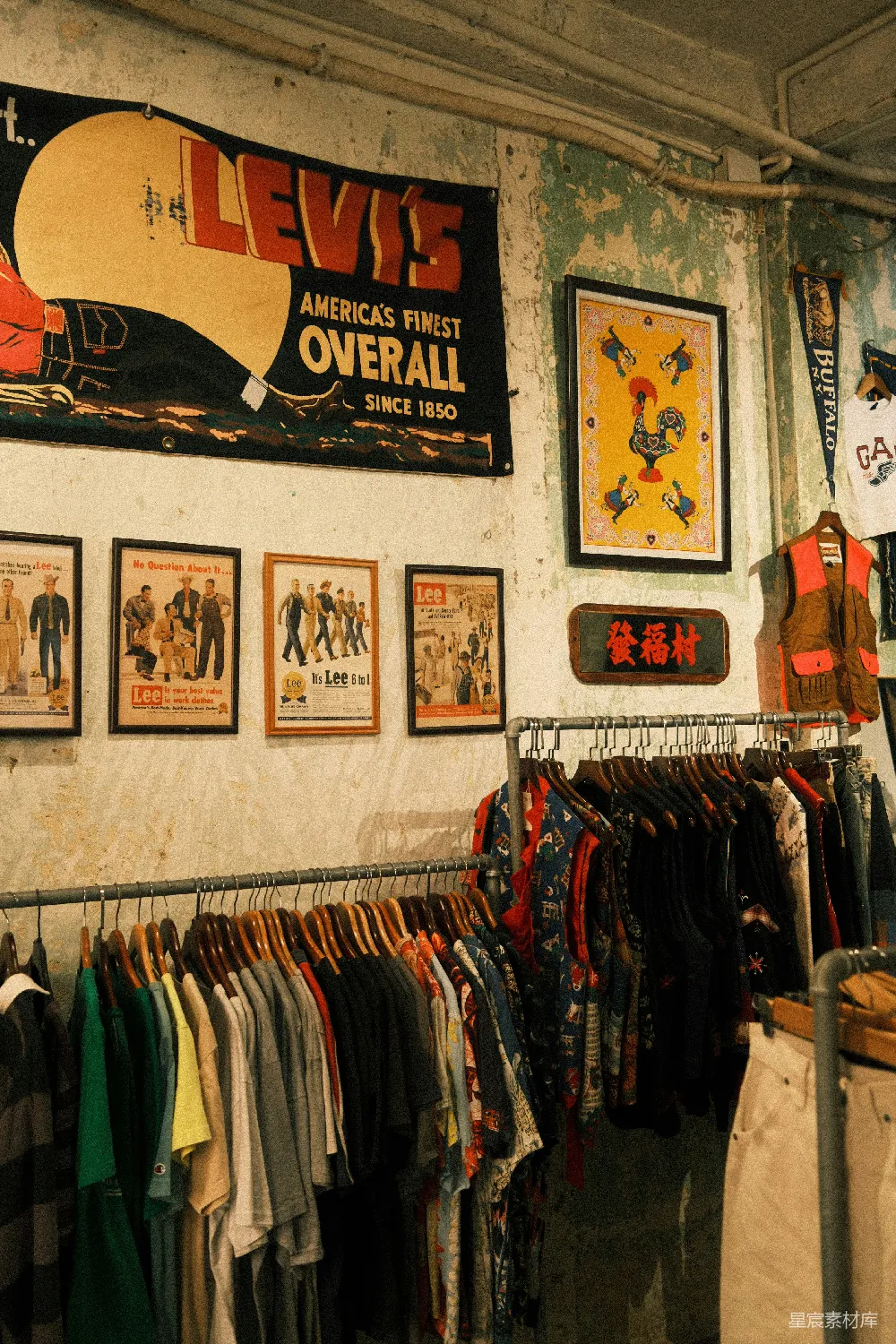 高清摄影 复古 服装店 海报 怀旧 陈列 复古服装店的陈列墙