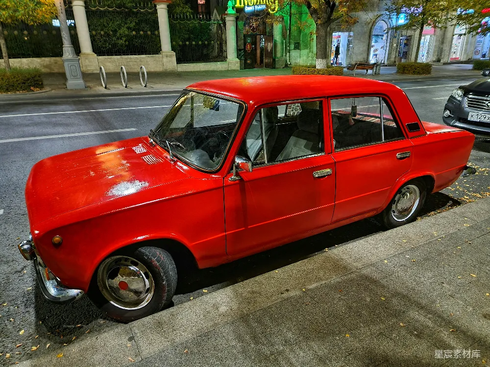 高清摄影 红色 复古 夜晚 城市 怀旧 夜色中的经典红色轿车