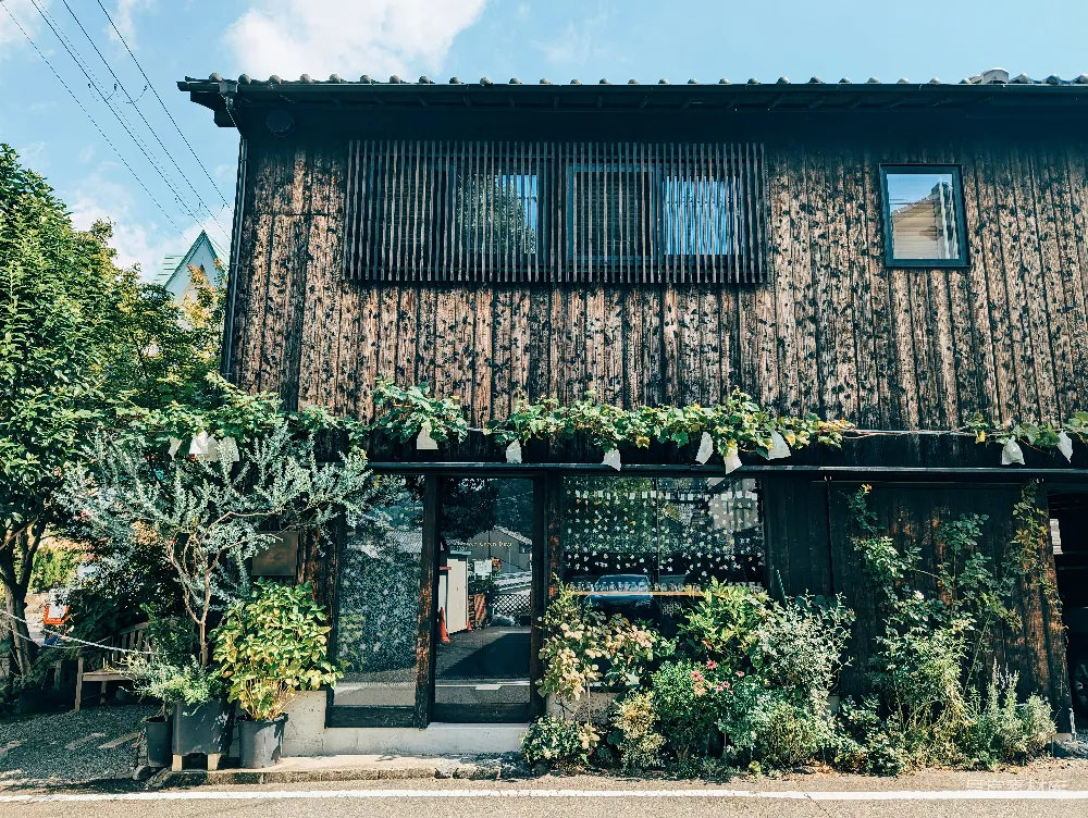 高清摄影 建筑 自然 日式 花园 城市 古朴木质建筑与自然绿植的和谐之美