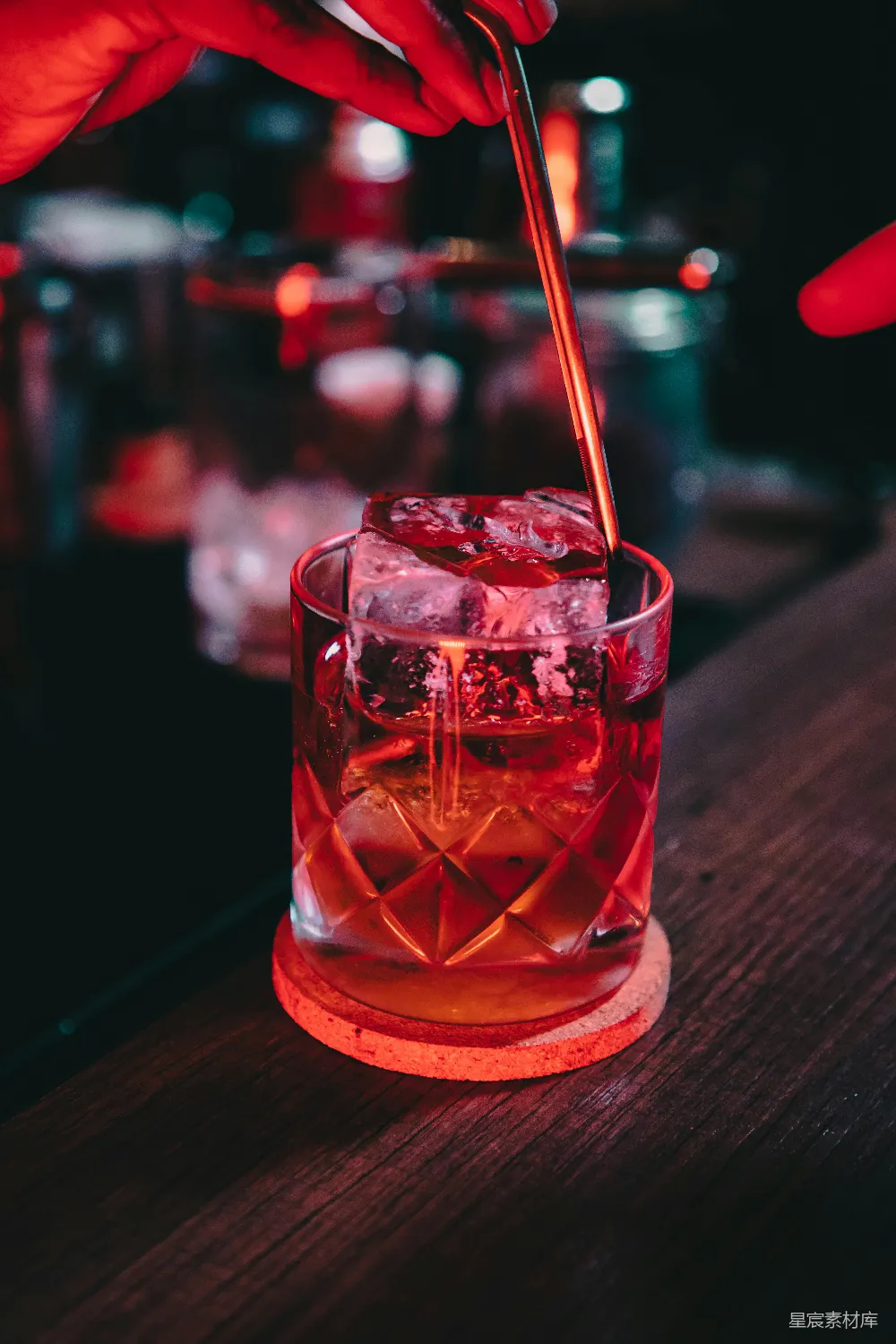 高清摄影 酒吧 鸡尾酒 调酒 夜生活 酒精 酒吧调酒师调制的红色鸡尾酒