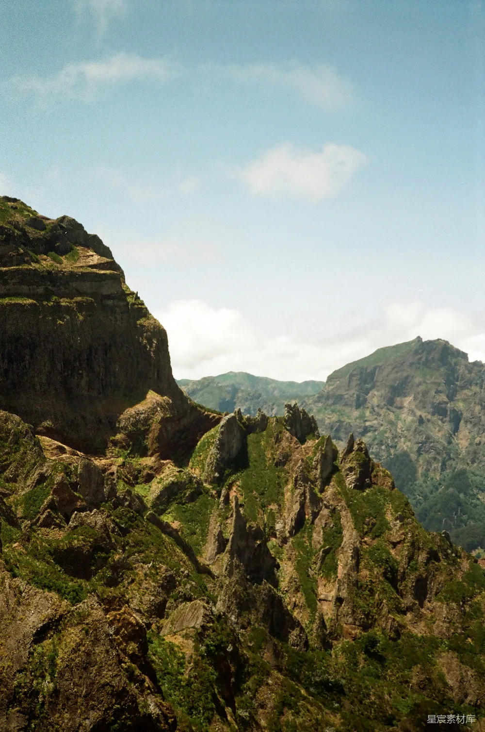 高清摄影 山景 自然风光 户外探险 风景摄影 徒步旅行 山间绿意盎然的峭壁