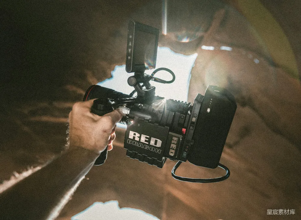 高清摄影 摄影 摄像机 专业设备 电影制作 高清画质 手持RED DRAGON摄像机的瞬间
