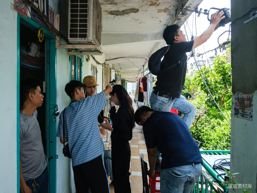 高清摄影 拍摄 老旧建筑 团队合作 户外场景 专业设备 拍摄团队在老旧建筑外拍摄