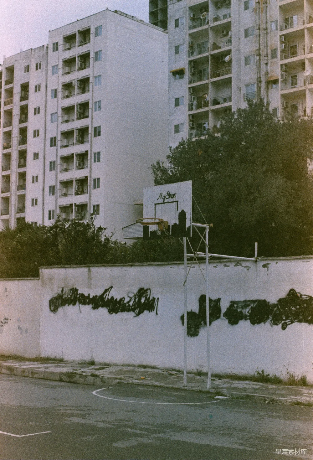 高清摄影 城市 篮球场 涂鸦 建筑 休闲 城市中的篮球角落