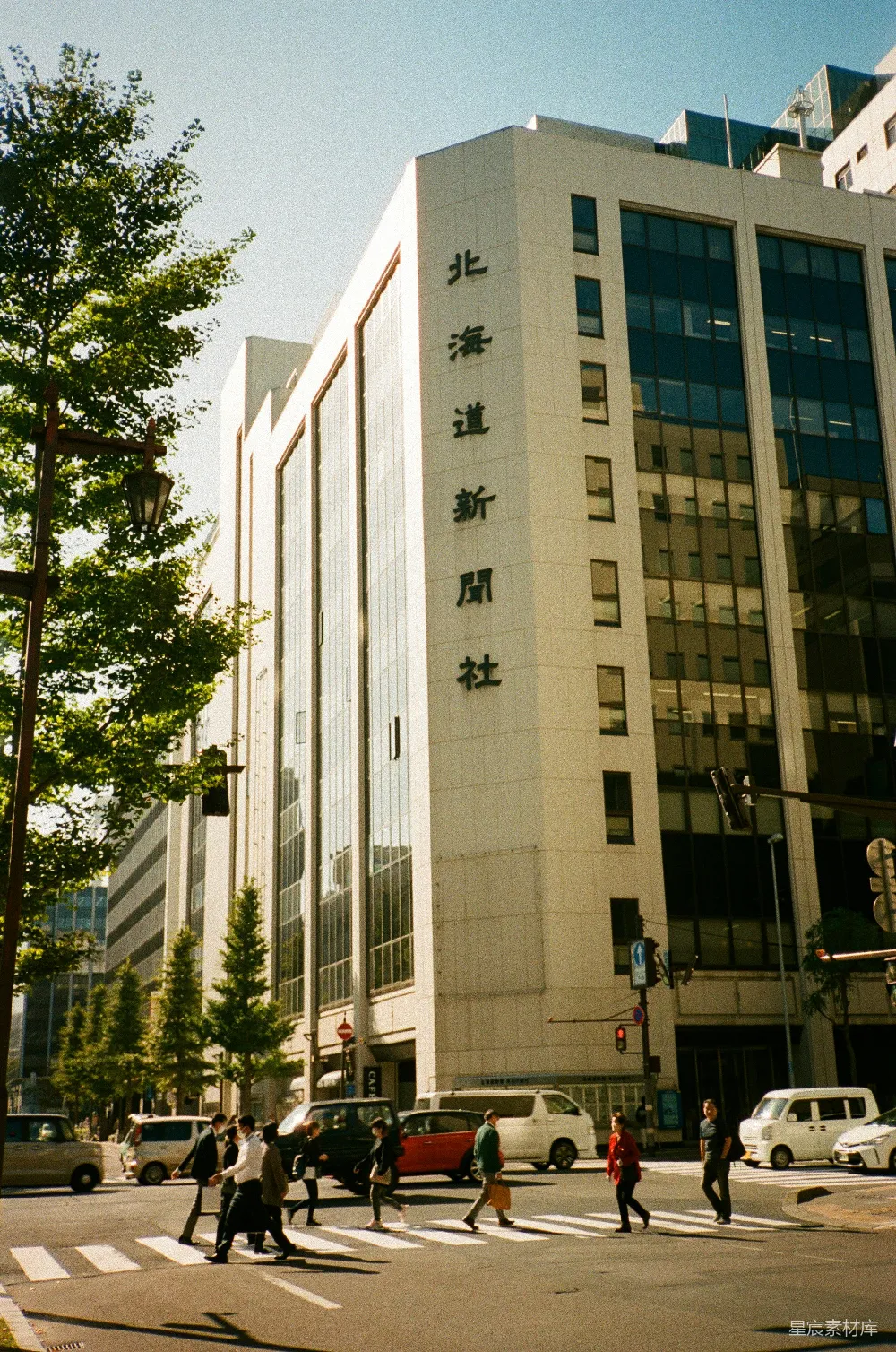 高清摄影 城市 建筑 街道 行人 晴天 北海道新闻社的早晨街景