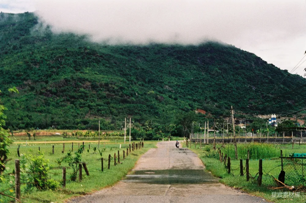 高清摄影 风景 自然 乡村 公路 雾气 山间小路与雾气