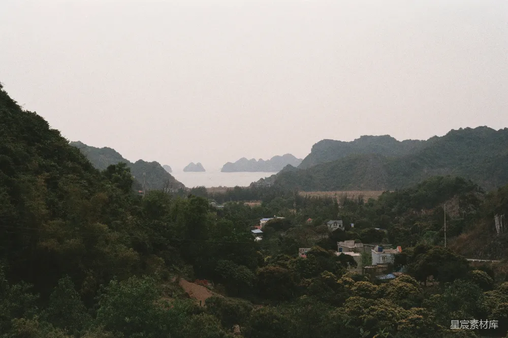 高清摄影 自然风光 山谷 海景 朦胧 宁静 雾蒙蒙的山谷与远处的海景