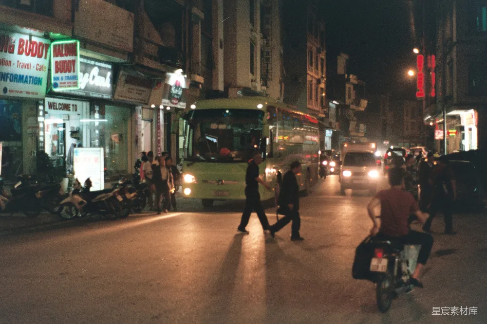 高清摄影 夜市 城市生活 霓虹灯 交通 夜晚 夜市的繁忙与霓虹