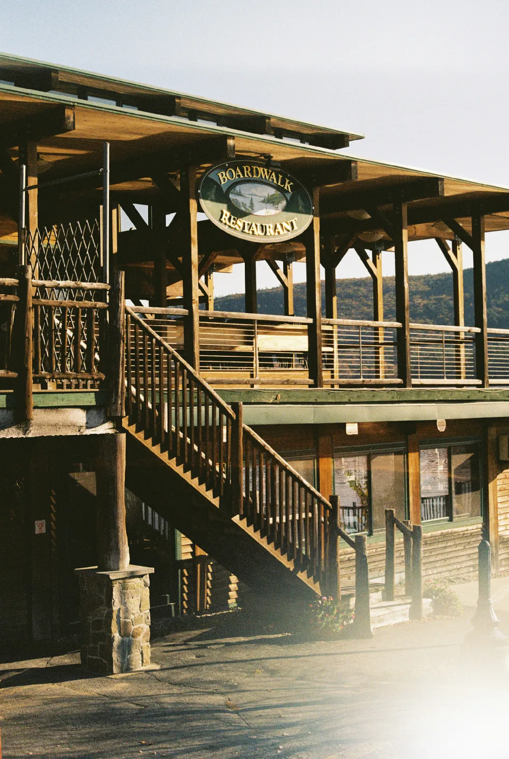 高清摄影 餐厅 木质建筑 自然风光 户外休闲 乡村风格 Boardwalk Restaurant: 森林中的木质建筑
