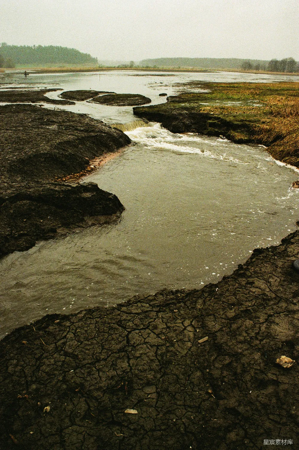 高清摄影 河流 干旱 自然景观 荒凉 环境问题 干涸的河流与裂开的泥土