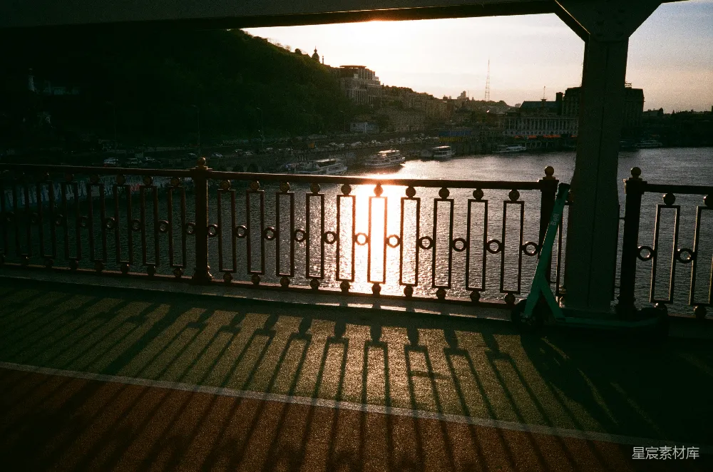 高清摄影 城市景观 夕阳 桥梁 城市风光 风景 桥上夕阳下的城市剪影