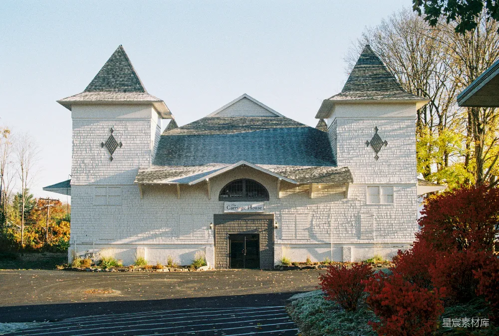 高清摄影 乡村建筑 马厩 白色建筑 秋日景色 户外场景 乡村风格的马厩建筑