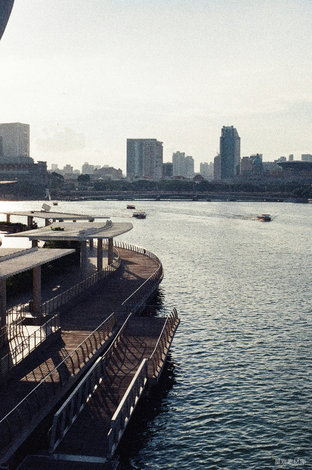 高清摄影 城市 河流 宁静 建筑 休闲 城市河流边的宁静时光