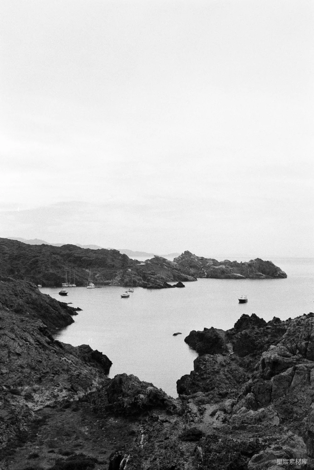 高清摄影 黑白 海岸 岩石 宁静 自然 黑白海岸线