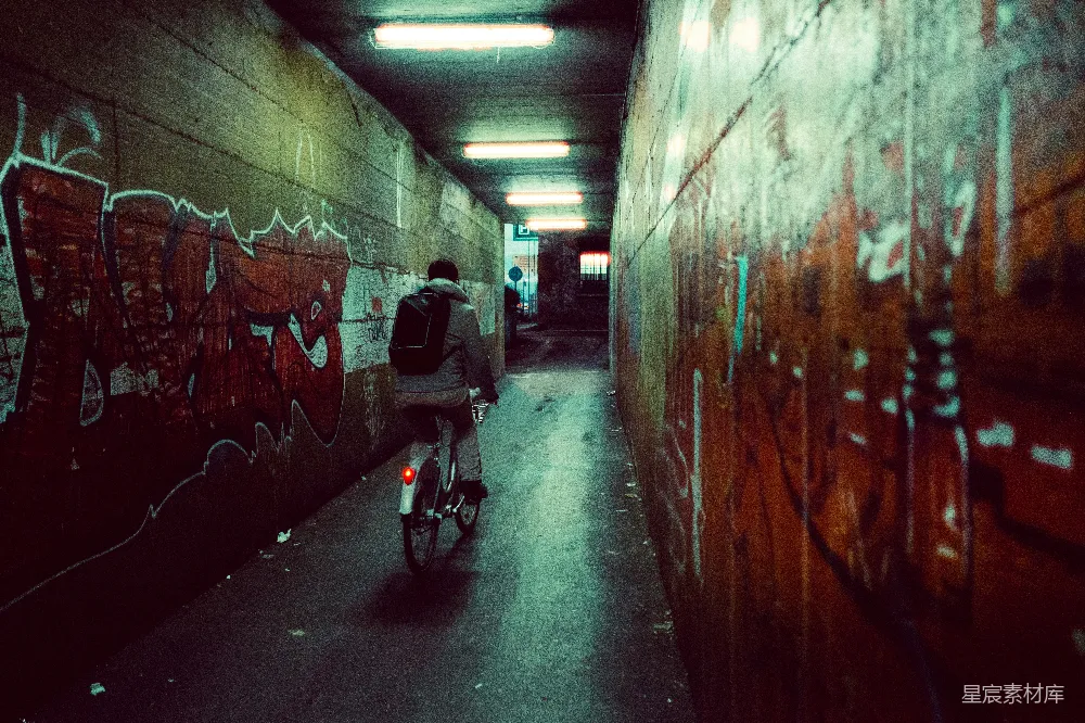 高清摄影 地下通道 夜景 城市 都市 出行 夜幕下的地下通道骑行