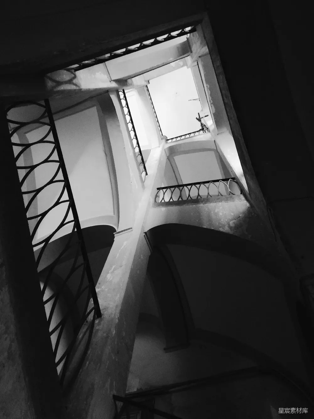 高清摄影 黑白 建筑 楼梯 艺术 复古 黑白色调的螺旋楼梯