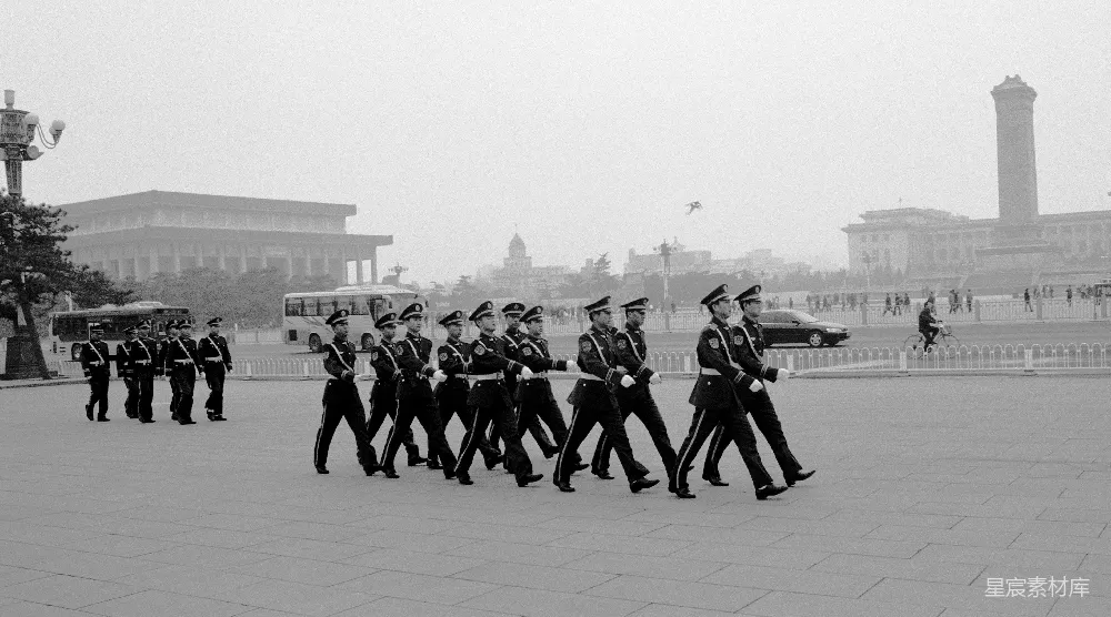 高清摄影 天安门广场 卫兵 军事 历史 黑白摄影 天安门广场的卫兵行进