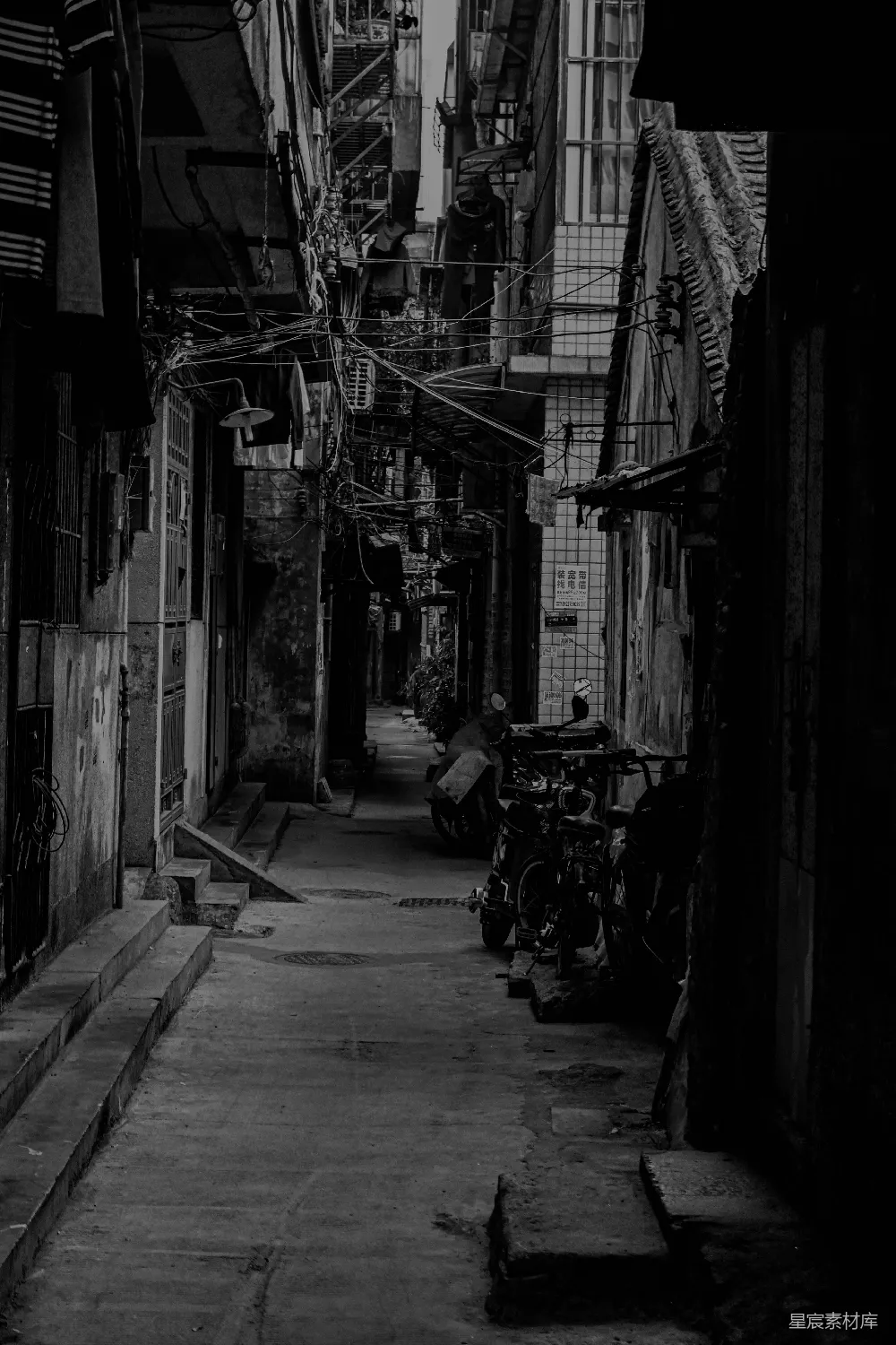 高清摄影 黑白摄影 城市角落 生活场景 怀旧氛围 街道 老旧巷弄的静谧时光