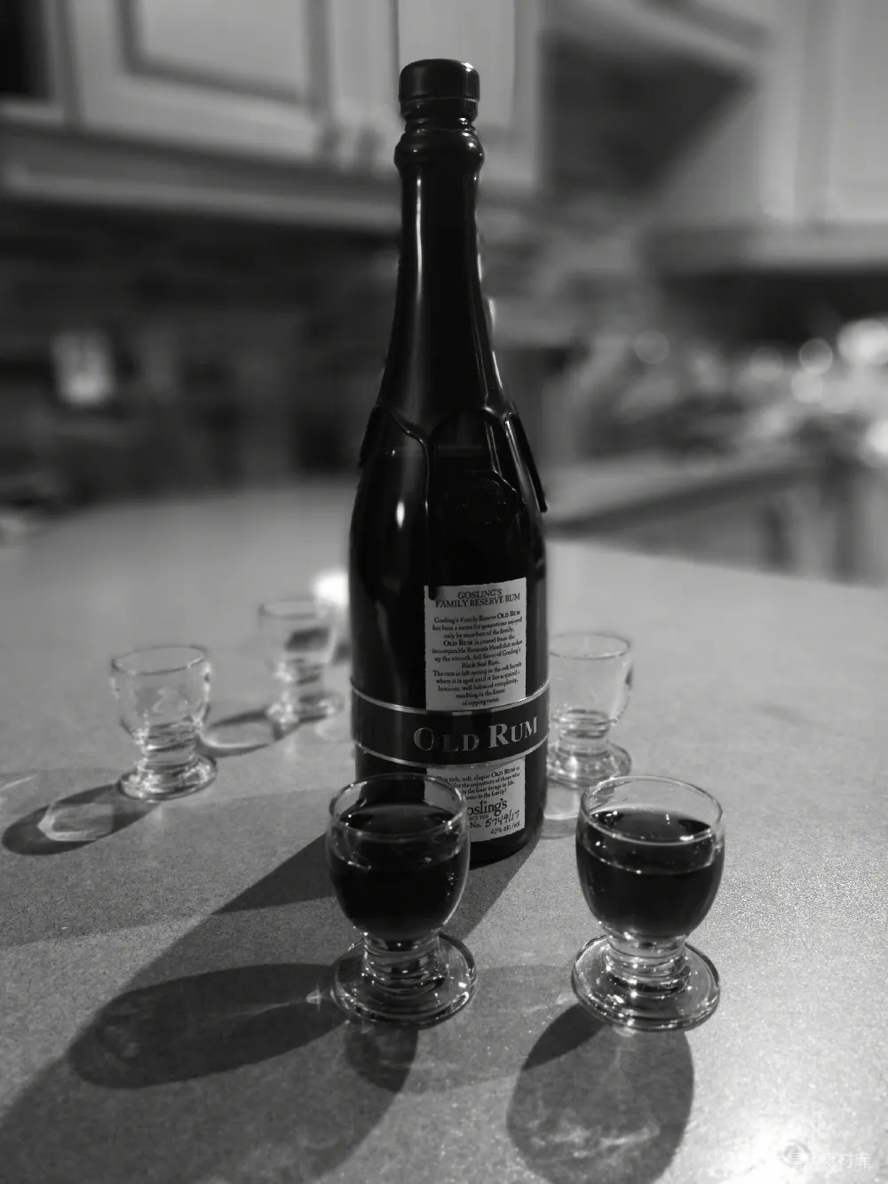 高清摄影 古龙酒 小酒杯 黑白摄影 静谧时光 酒精文化 旧酒时光：古龙酒与小酒杯的静谧时刻