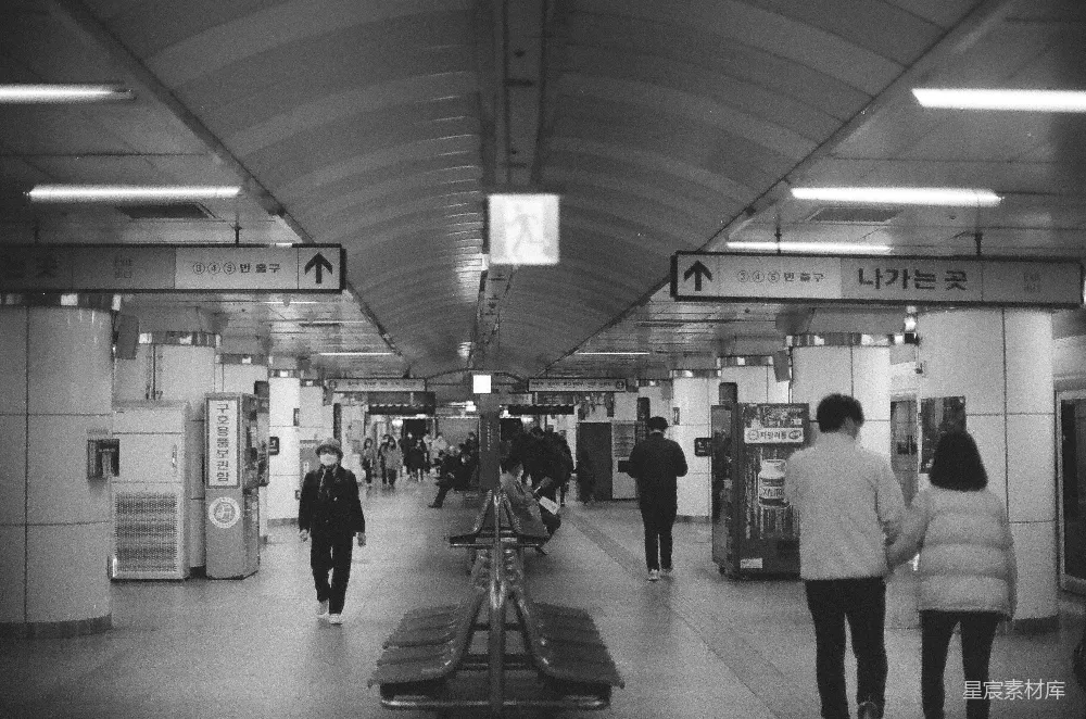高清摄影 地铁站 黑白照片 城市生活 日常场景 现代都市 地铁站的日常
