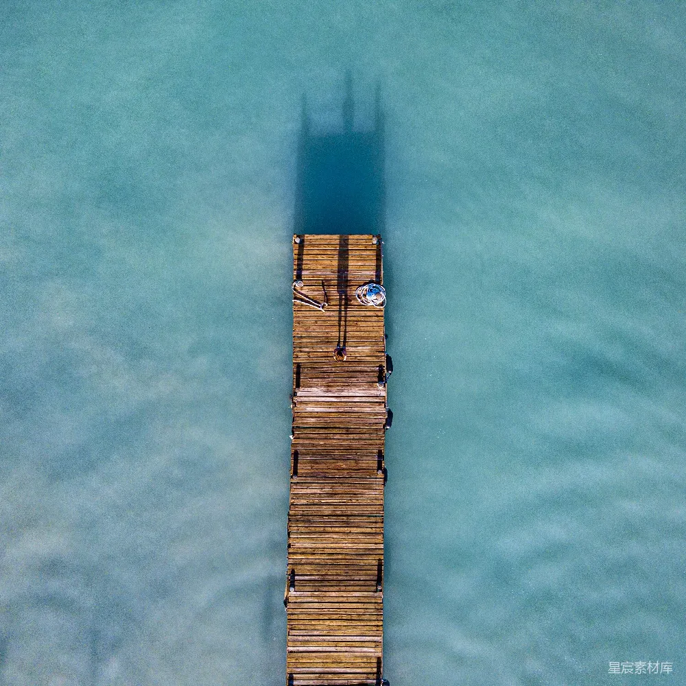 高清摄影 俯瞰 湖景 木桥 宁静 自然 湖中木桥的俯瞰