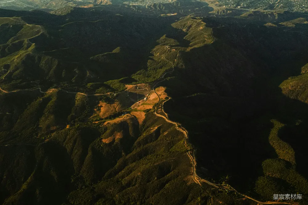 高清摄影 自然风光 航拍视角 夕阳 山间道路 宁静 夕阳下的山间小路