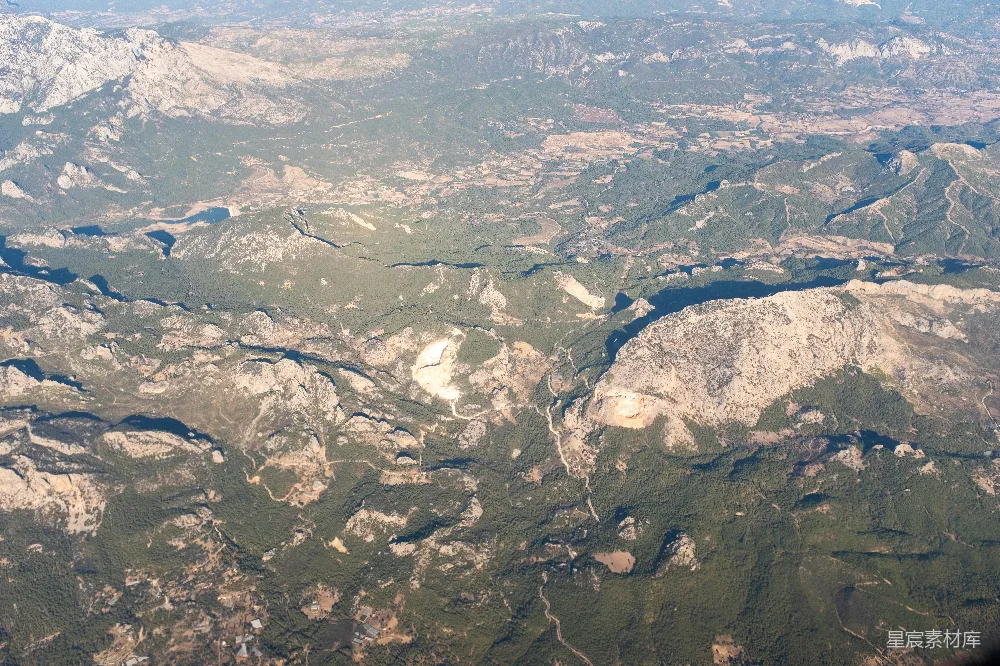 高清摄影 山地 航拍 自然风光 户外探险 地形地貌 俯瞰山间峡谷
