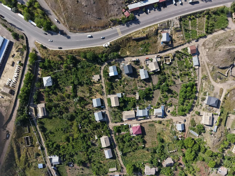 高清摄影 乡村 农田 房屋 俯瞰 自然 乡村公路旁的农田和房屋俯瞰图