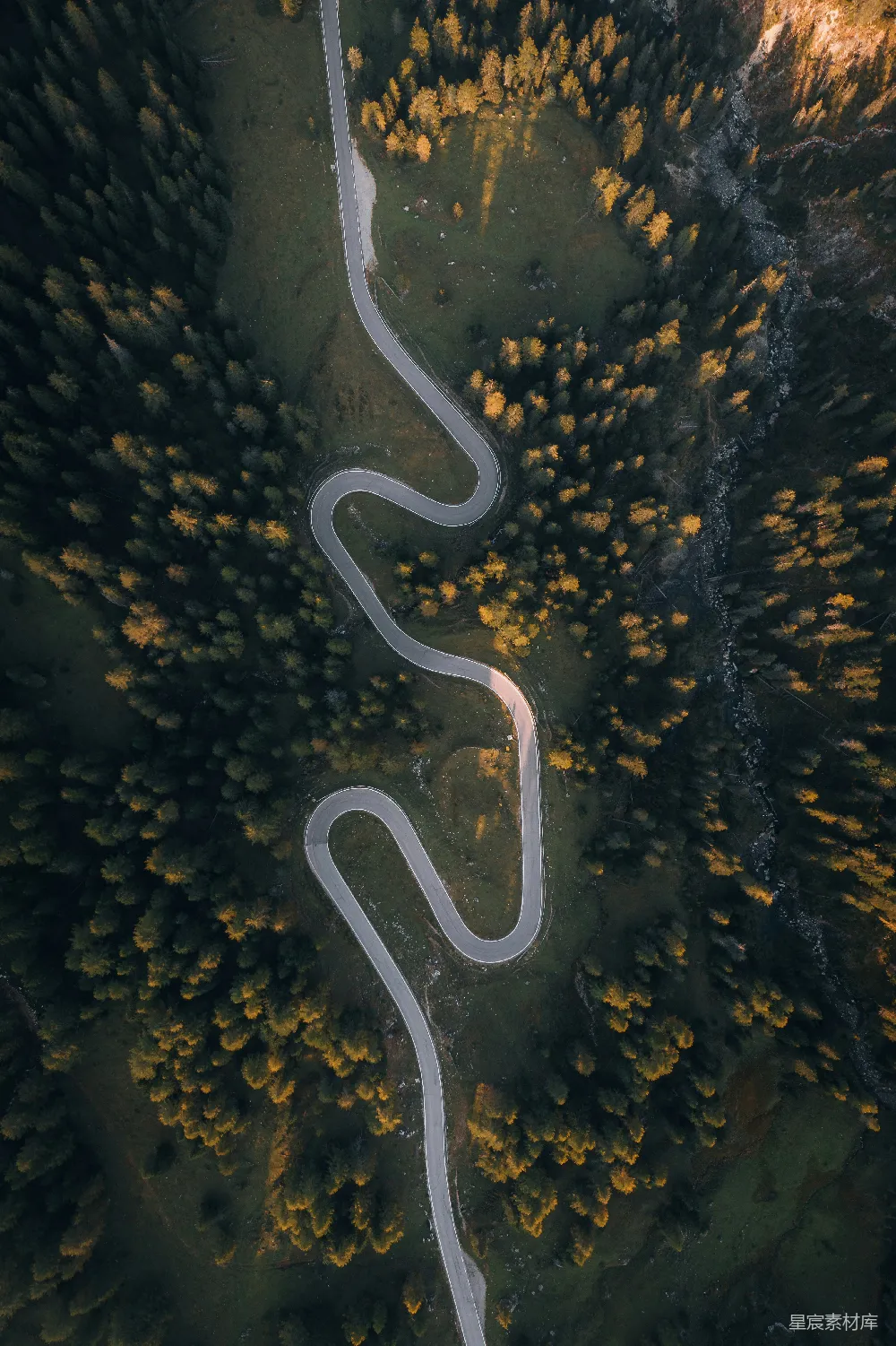 高清摄影 山路 航拍 自然 风景 户外 蜿蜒山路的空中视角