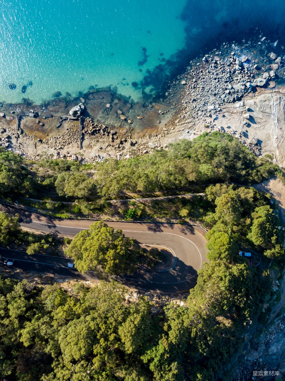 高清摄影 海岸线 航拍 公路 自然风光 休闲 海岸边的蜿蜒公路