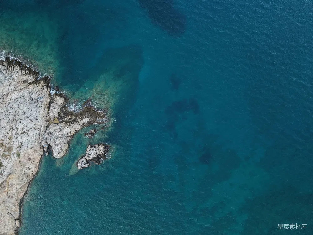 高清摄影 海岸线 俯瞰 自然 蓝色 岩石 俯瞰岩石海岸线
